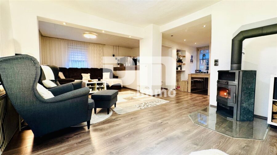Schönes Ein- bis Zweifamilienhaus mit Gartenbereich, Terrasse + Balkon und Doppelgarage - EG Wohn / Esszimmer / Küche offen - Zugang Balkon
